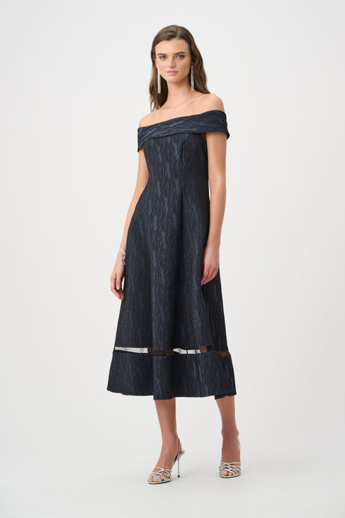 Joseph Ribkoff Signature | Schulterfreies ausgestelltes Kleid aus foliertem Jacquard