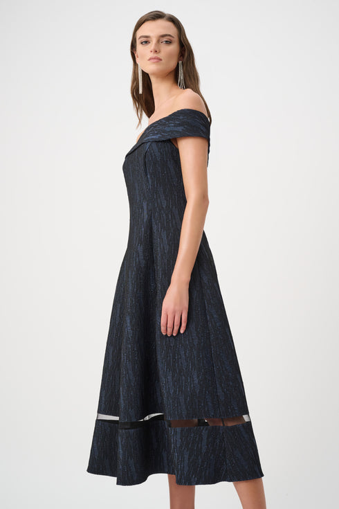 Joseph Ribkoff Signature | Schulterfreies ausgestelltes Kleid aus foliertem Jacquard