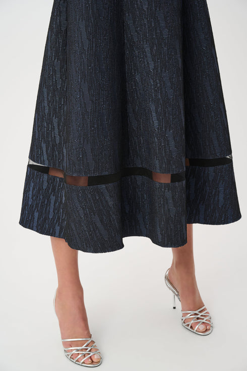 Joseph Ribkoff Signature | Schulterfreies ausgestelltes Kleid aus foliertem Jacquard