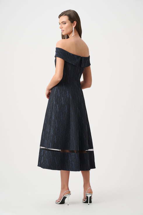 Joseph Ribkoff Signature | Schulterfreies ausgestelltes Kleid aus foliertem Jacquard