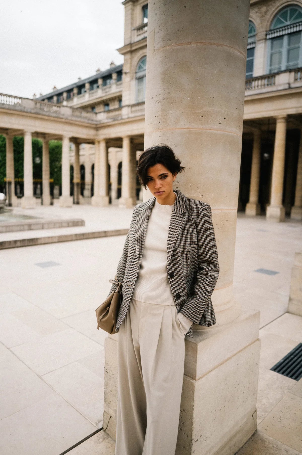 Model in Hahnentritt-Blazer und heller Hose im Palais Royal – Herzens Herbst/Winter 2026