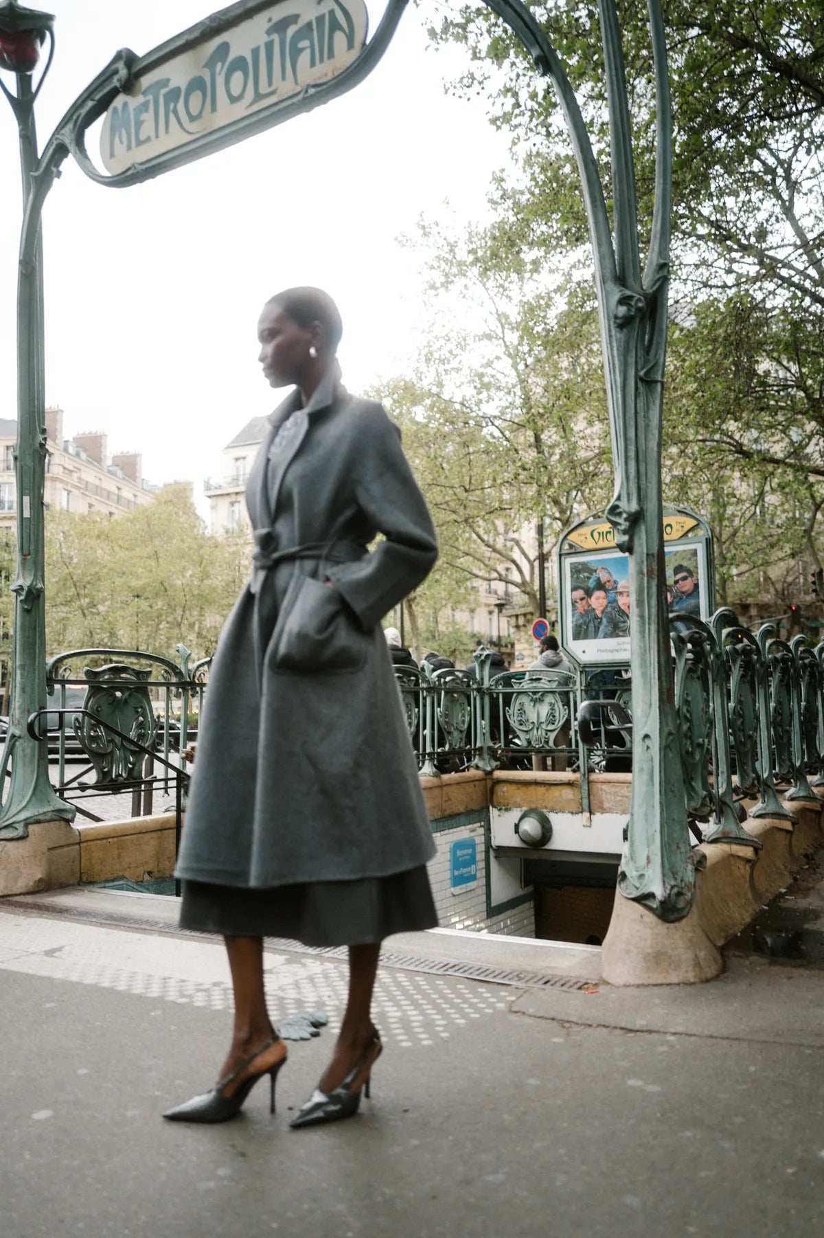 Model in grauem Wollmantel am Jugendstil-Metroeingang in Paris – Herzens Herbst/Winter 2026