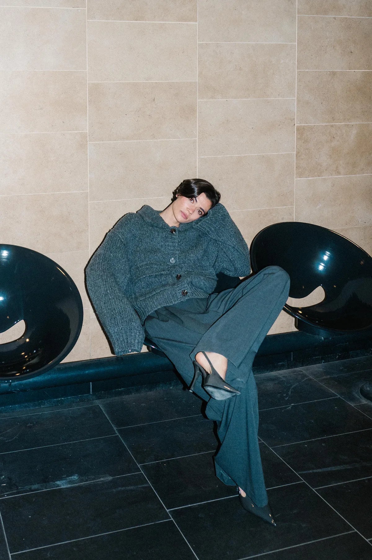 Model in grauem Cardigan in der Metrostation Louvre-Rivoli – Herzens Herbst/Winter 2026