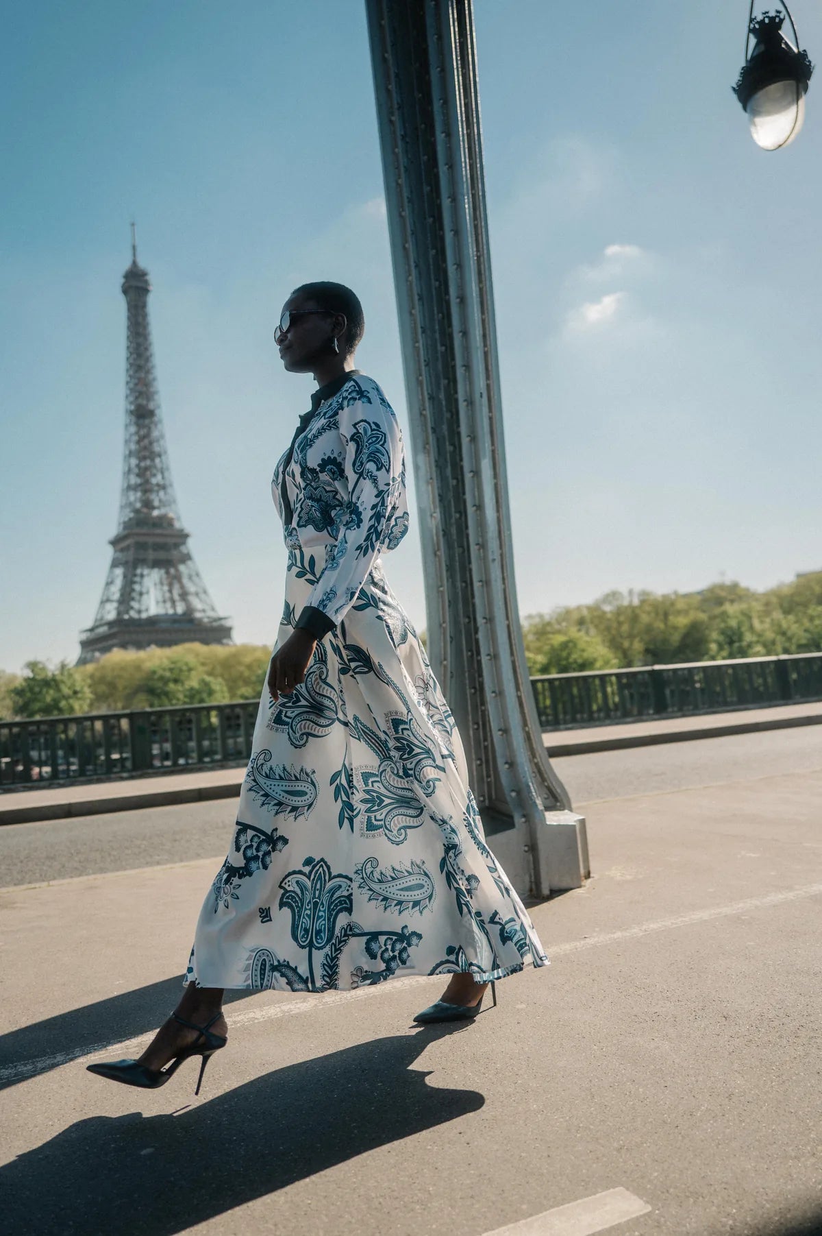 Model im blau-weißen Paisley-Kleid vor dem Eiffelturm – Herzens Herbst/Winter 2026