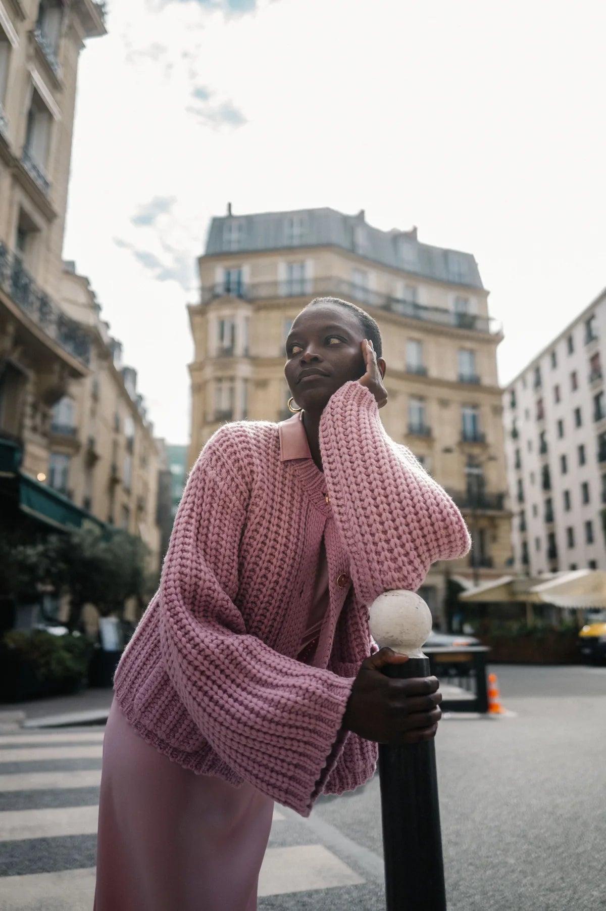 Model in rosa Grobstrick-Cardigan und Satinrock in Paris – Herzens Herbst/Winter 2026