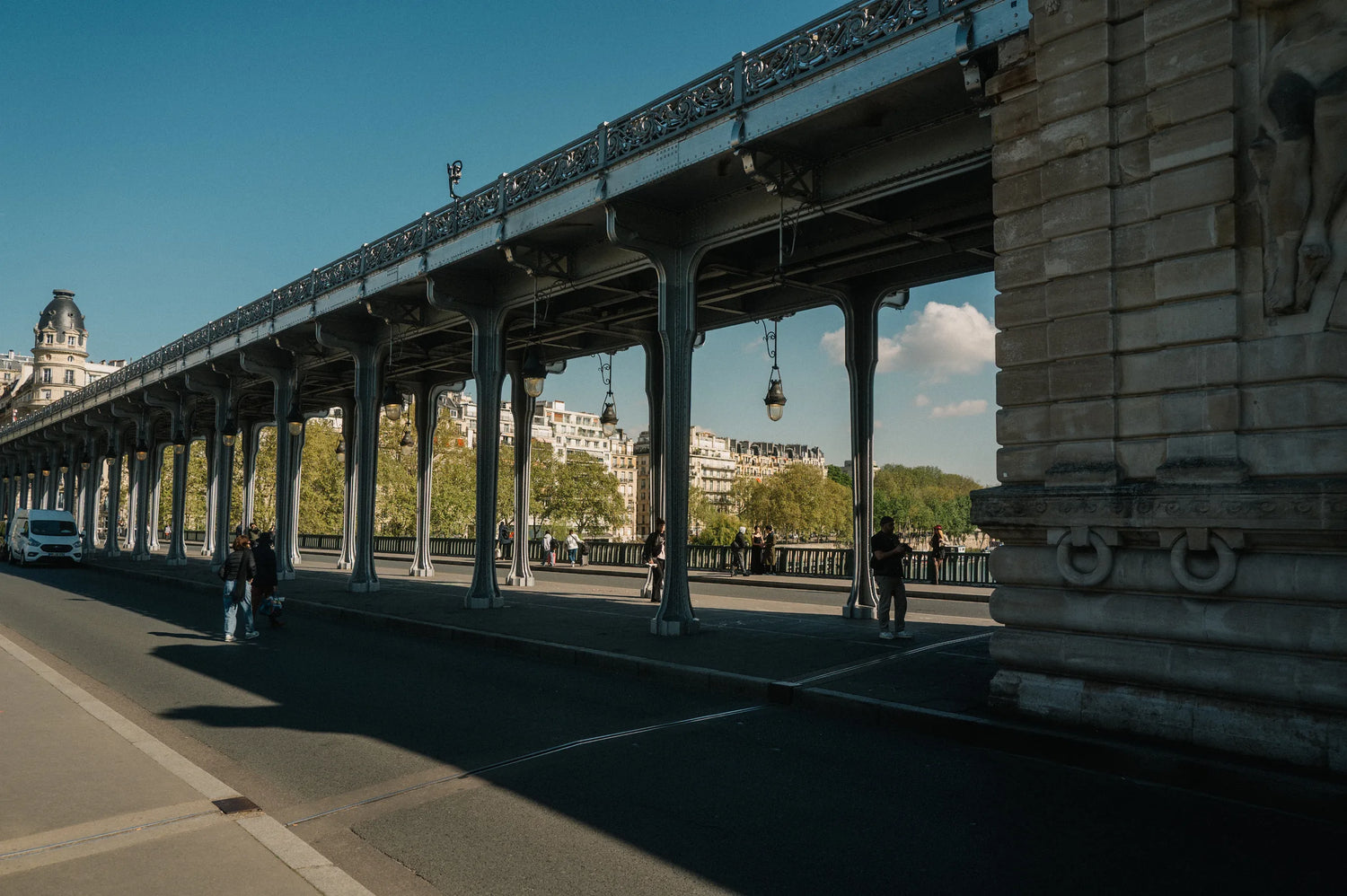 Model in blauem Nadelstreifen-Anzug unter der Pont de Bir-Hakeim in Paris – Herzens Herbst/Winter 2026