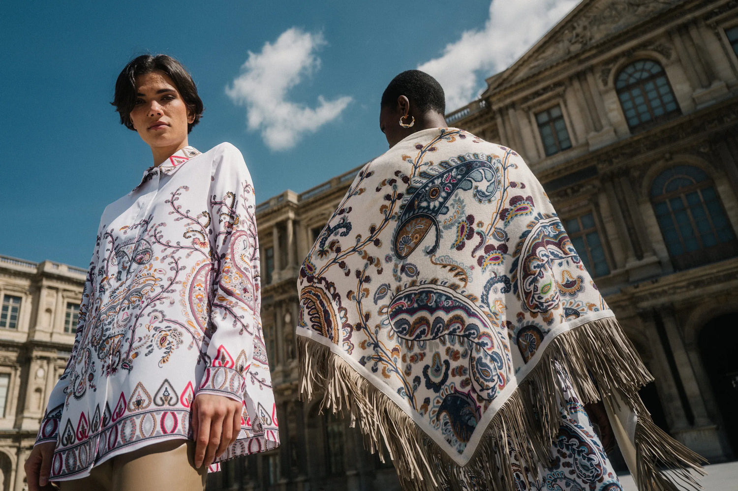 Zwei Models in Paisley-Bluse und Fransentuch vor dem Louvre – Herzens Herbst/Winter 2026
