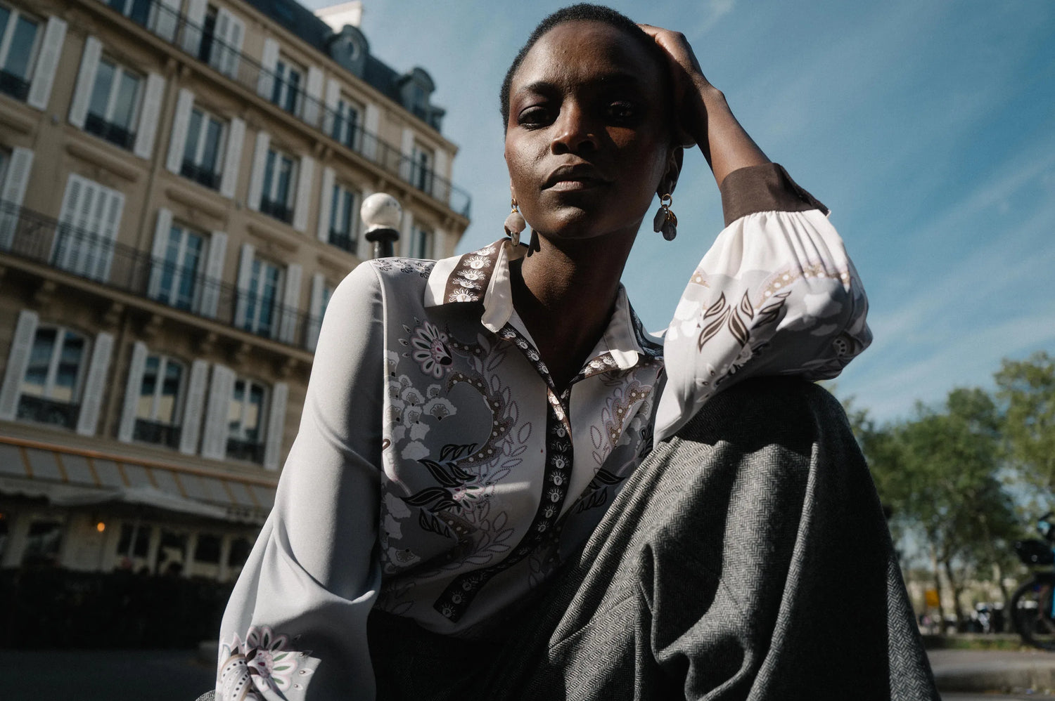 Model in Seidenbluse mit Tuch-Print auf einer Pariser Straße – Herzens Herbst/Winter 2026