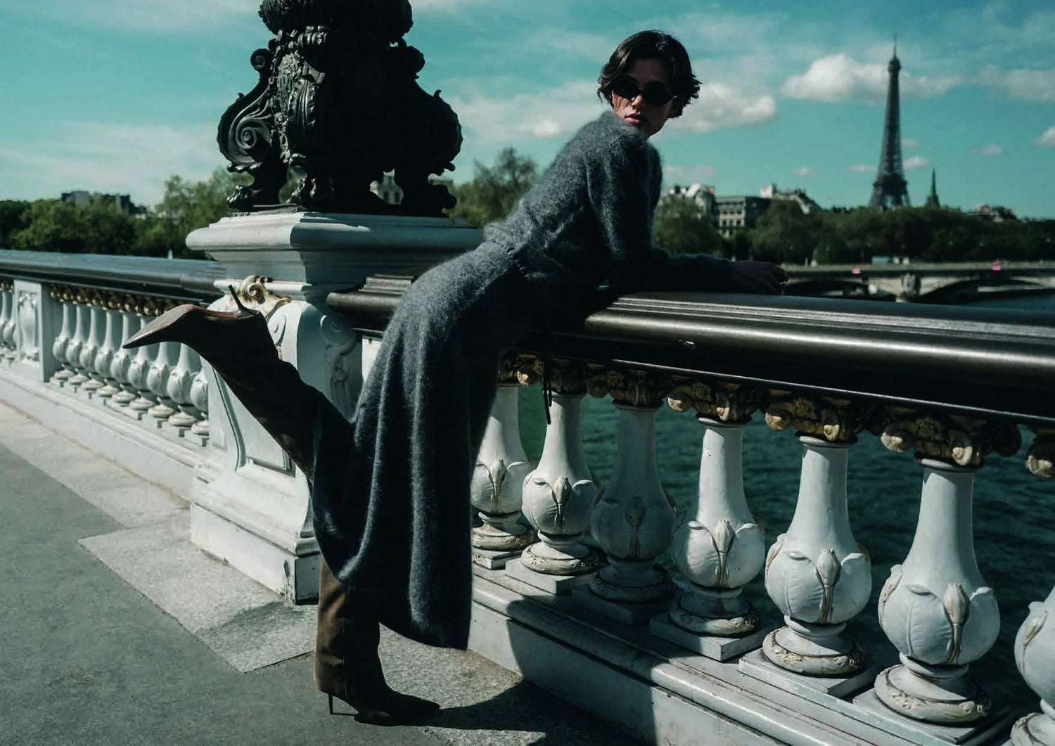Model in grauem Strick an der Brüstung der Pont Alexandre III mit Eiffelturm – Herzens Herbst/Winter 2026