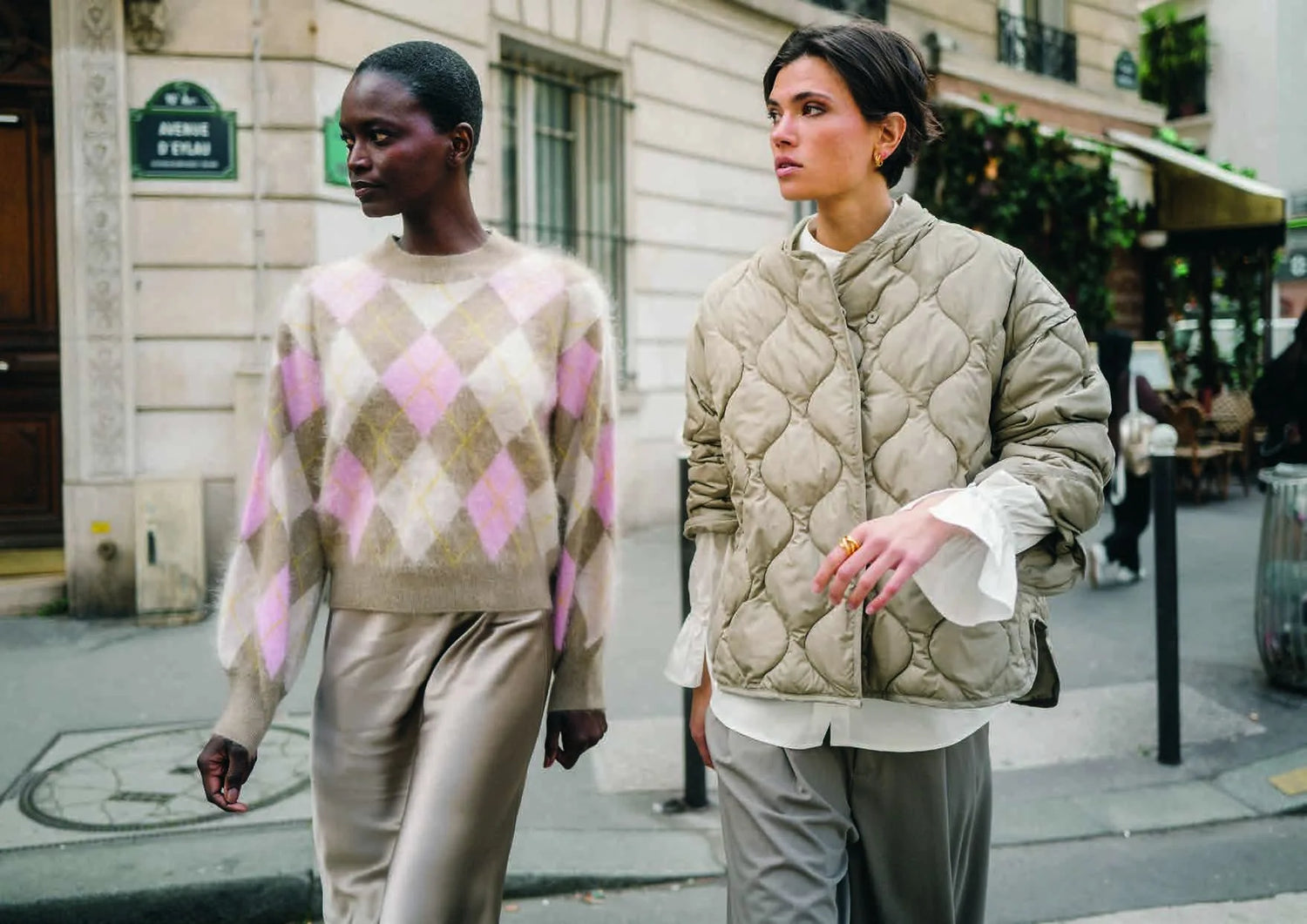 Zwei Models in Argyle-Pullover und Steppjacke auf der Avenue d’Eylau in Paris – Herzens Herbst/Winter 2026