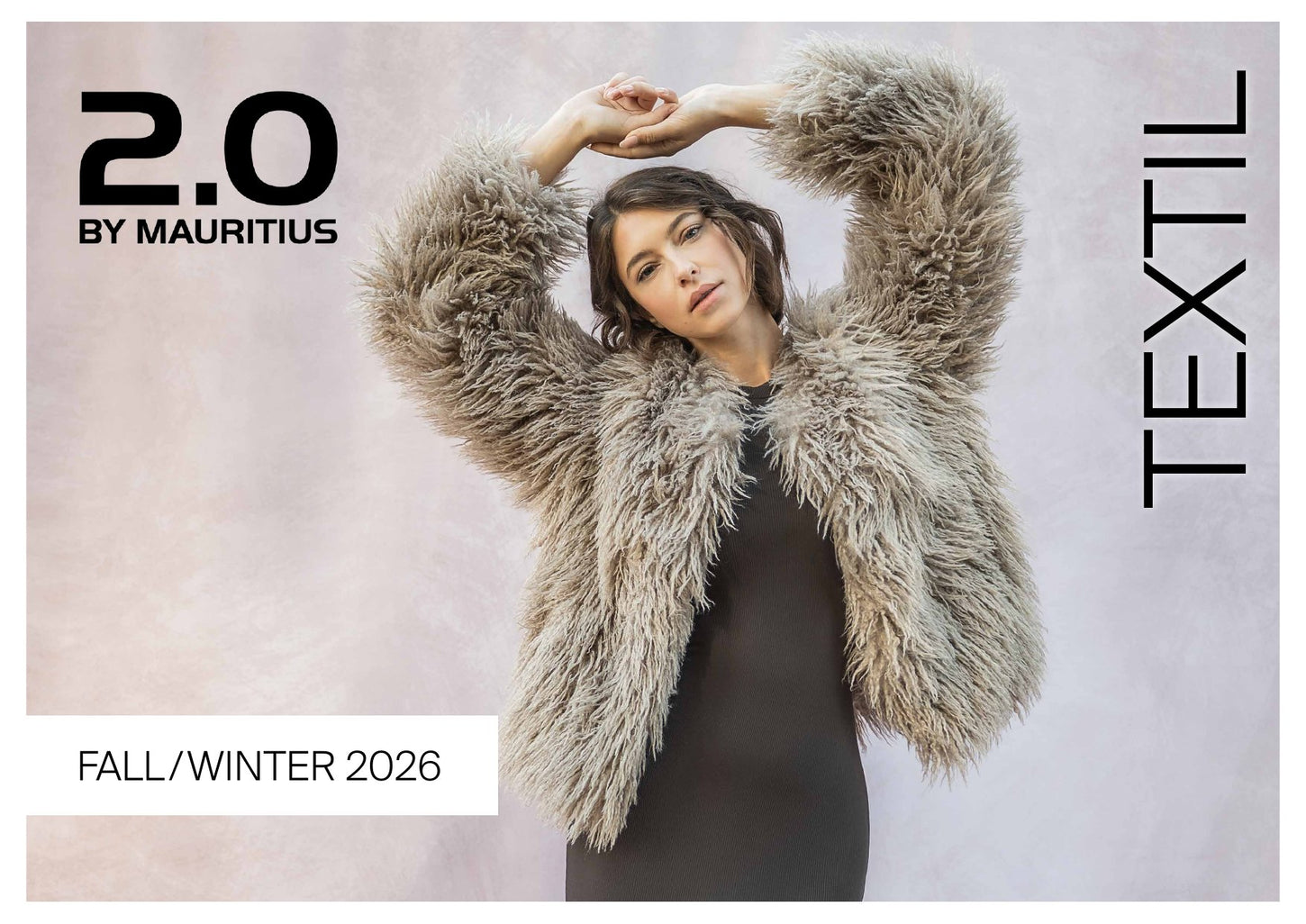 Model in taupefarbener Shaggy-Jacke in Fell-Optik – 2.0 by Mauritius Textil Herbst/Winter 2026