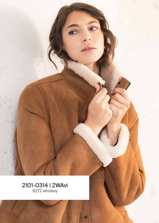Model in Jacke 2WAvi in Wildlederoptik, Whiskey-Braun mit cremefarbenem Plüschkragen – 2.0 by Mauritius Herbst/Winter 2026