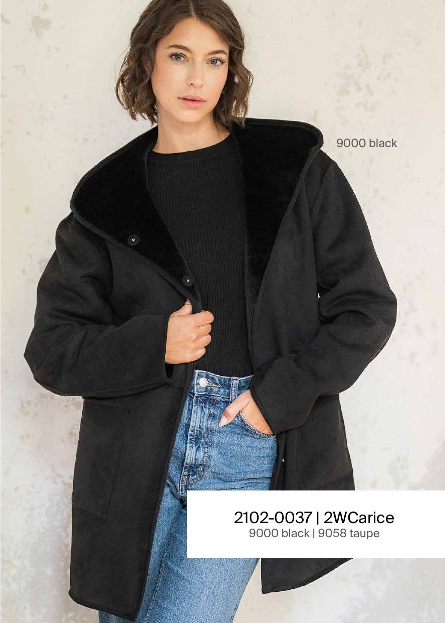 Model in schwarzem Kapuzenmantel 2WCarice mit Plüschfutter und Jeans – 2.0 by Mauritius Herbst/Winter 2026