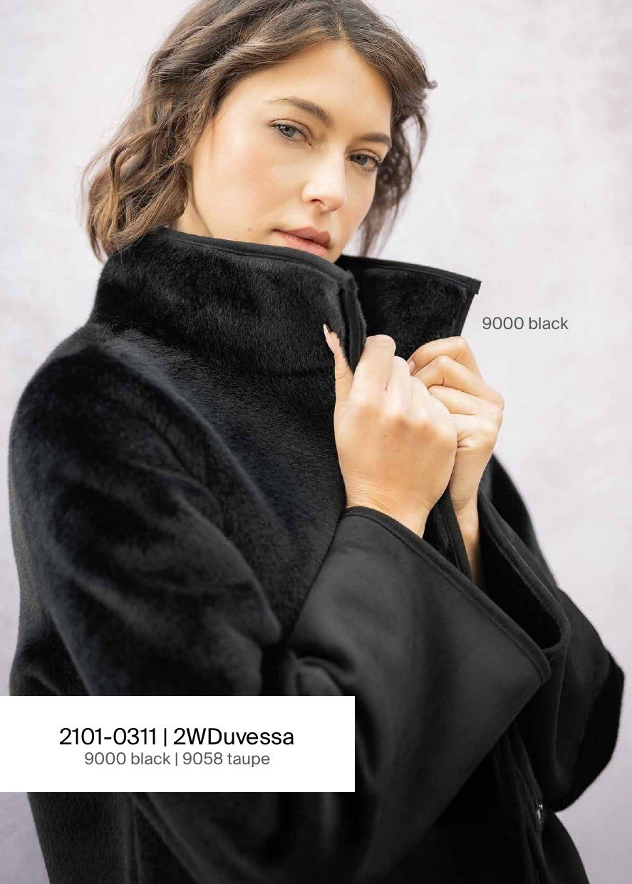 Model in schwarzer Jacke 2WDuvessa mit Stehkragen in Fell-Optik – 2.0 by Mauritius Herbst/Winter 2026