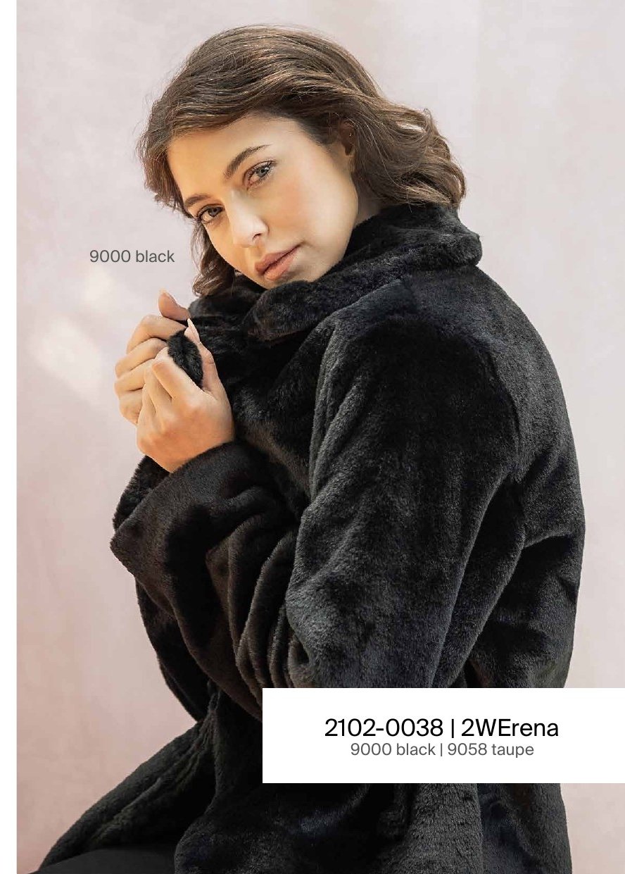 Model in schwarzem Mantel 2WErena in Fell-Optik mit Reverskragen – 2.0 by Mauritius Herbst/Winter 2026