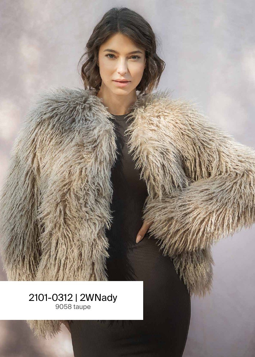 Model in taupefarbener Shaggy-Jacke 2WNady in Fell-Optik – 2.0 by Mauritius Herbst/Winter 2026