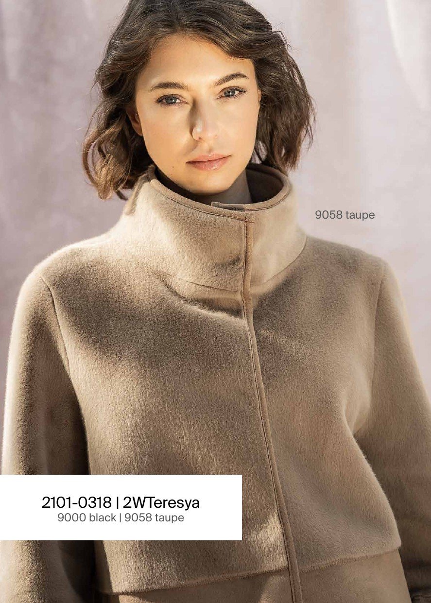 Model in taupefarbener Jacke 2WTeresya mit Stehkragen – 2.0 by Mauritius Herbst/Winter 2026
