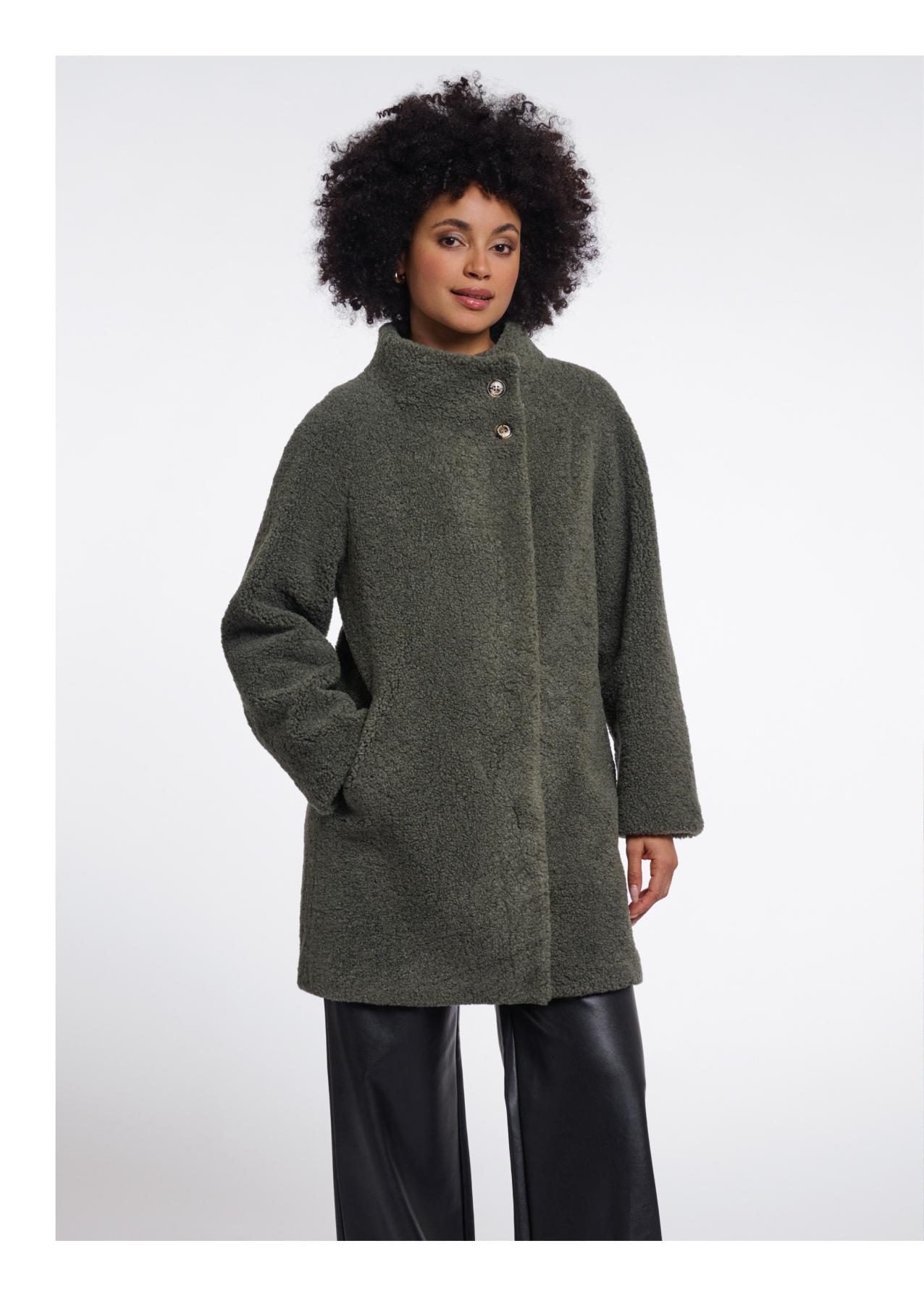 Model in olivgrünem Teddymantel mit Stehkragen und schwarzer Lederlook-Hose – Rino & Pelle Herbst/Winter 2026