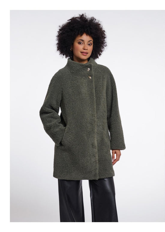 Model in olivgrünem Teddymantel mit Stehkragen und schwarzer Lederlook-Hose – Rino & Pelle Herbst/Winter 2026