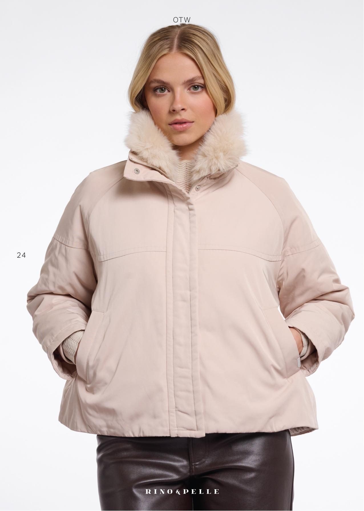 Model in hellrosa Steppjacke mit Kragen in Fell-Optik und brauner Lederlook-Hose – Rino & Pelle Herbst/Winter 2026