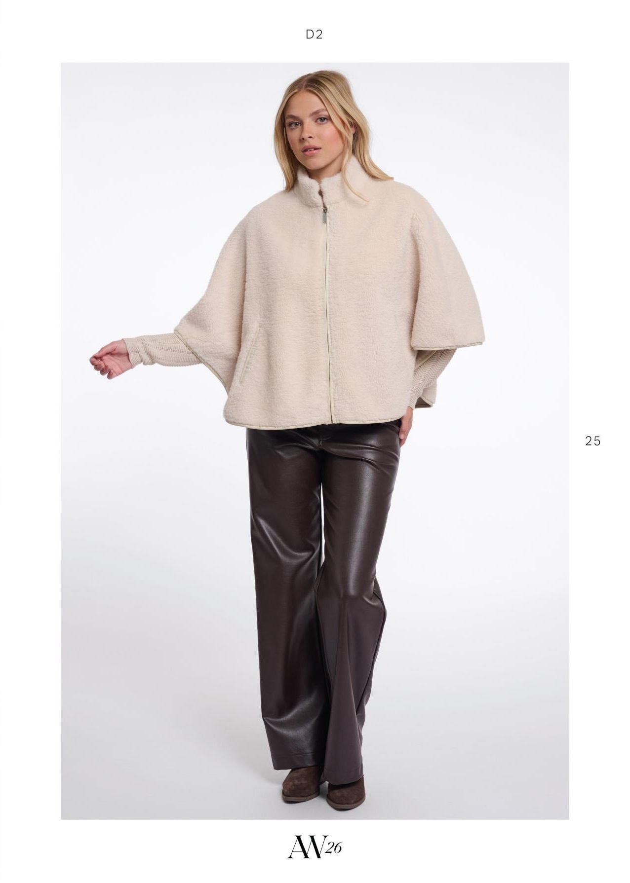 Model in cremefarbener Cape-Jacke und brauner Lederlook-Hose – Rino & Pelle Herbst/Winter 2026