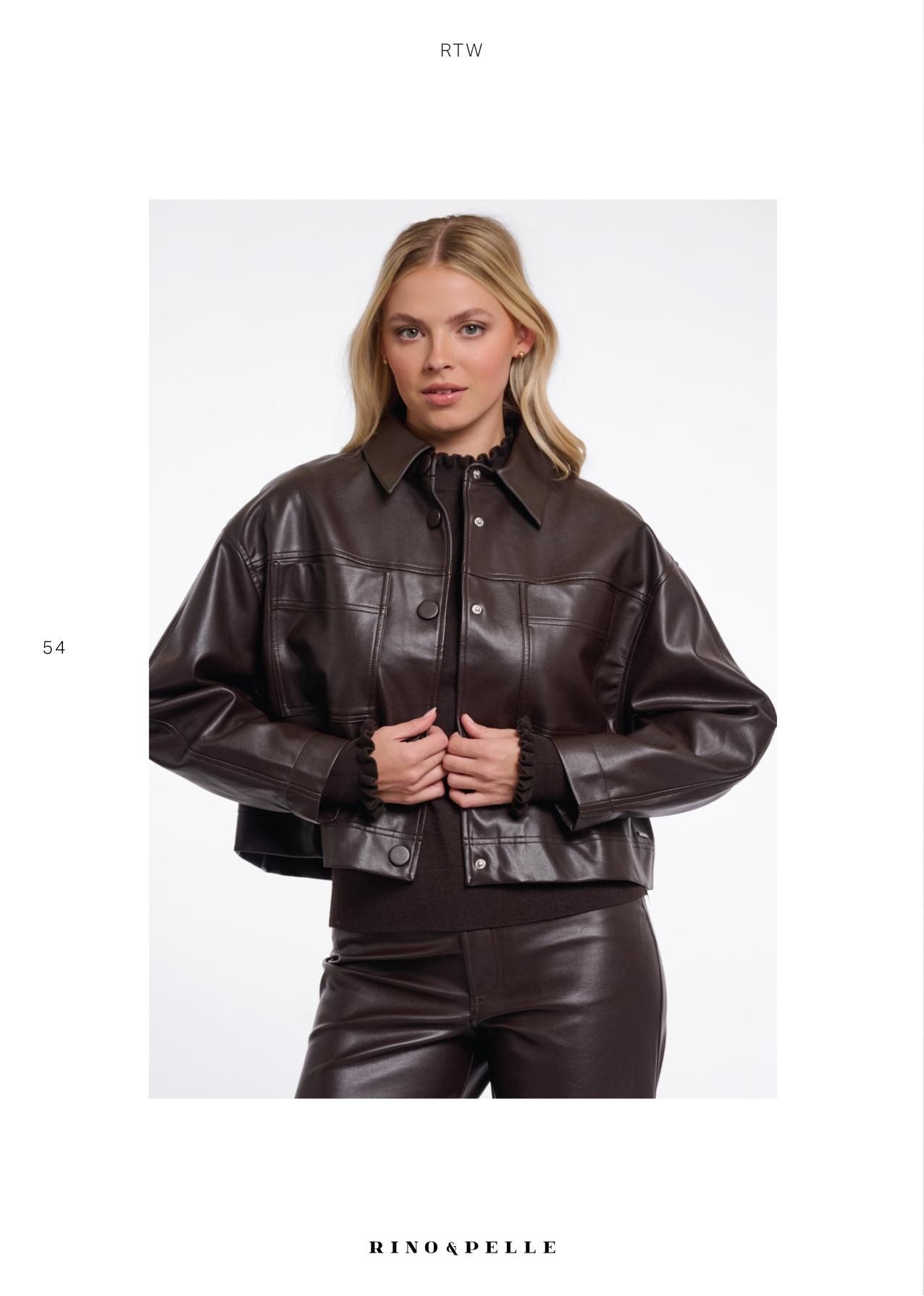 Model in dunkelbrauner Lederlook-Jacke und passender Lederlook-Hose – Rino & Pelle Herbst/Winter 2026