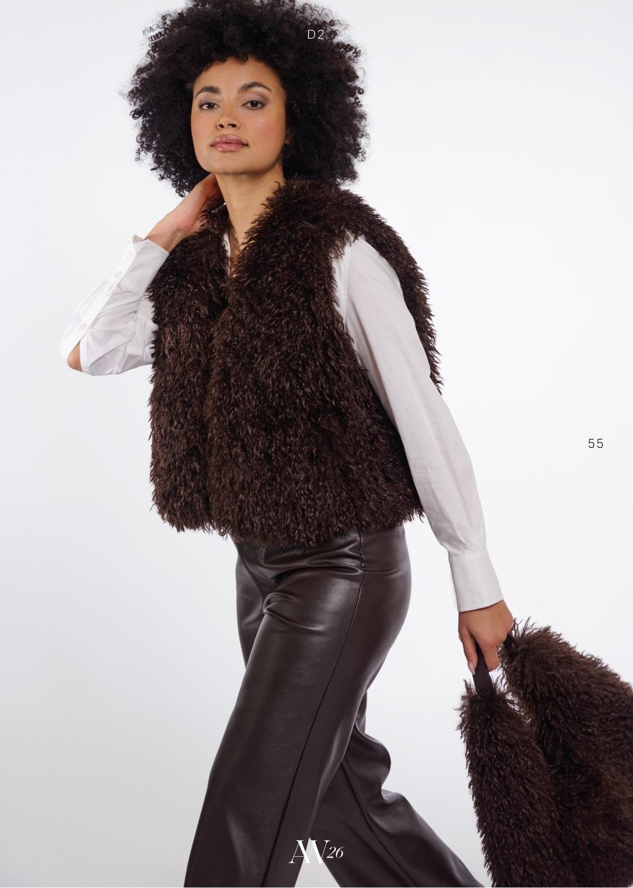 Model in dunkelbrauner Weste in Fell-Optik, weißer Bluse und Lederlook-Hose – Rino & Pelle Herbst/Winter 2026